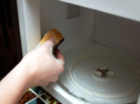 Как почистить микроволновку?